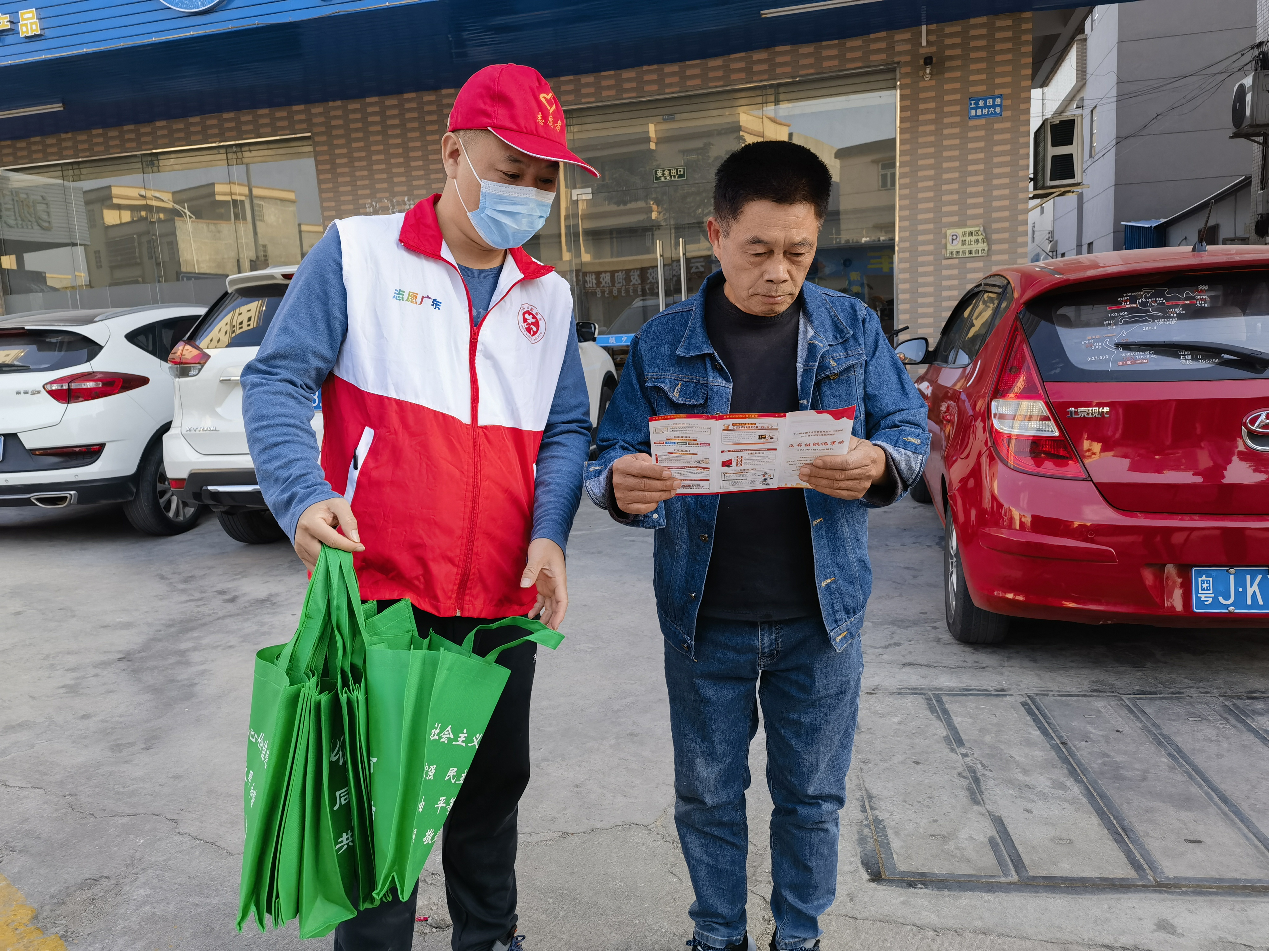 紀(jì)檢監(jiān)察干部到恩城街道辦事處開展志愿宣傳活動